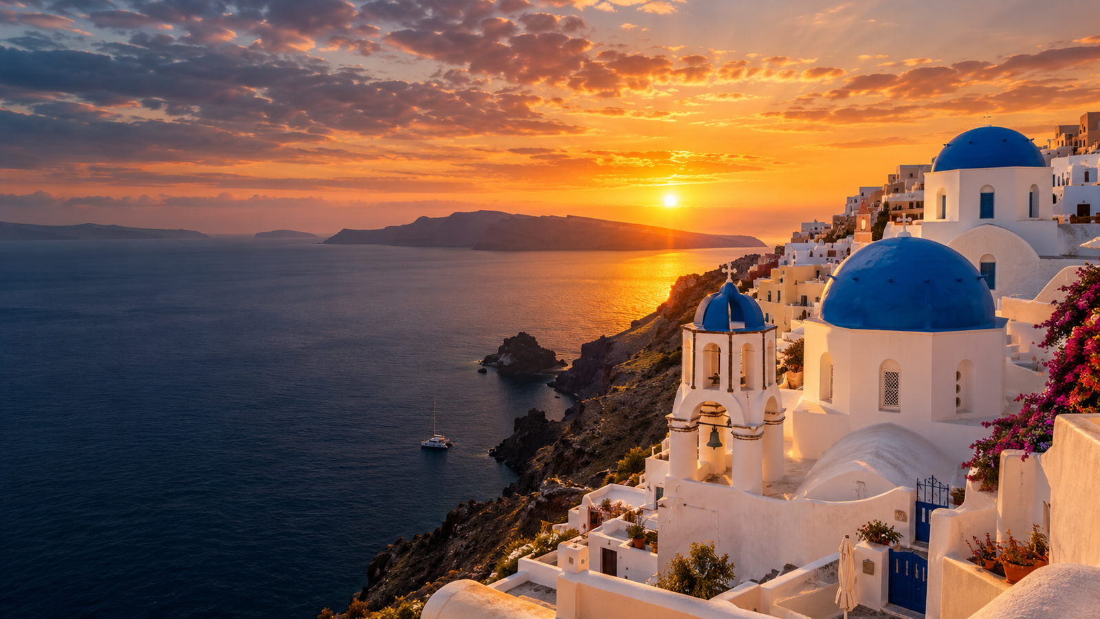 Atardecer sobre el mar Egeo y las cúpulas azules de Santorini